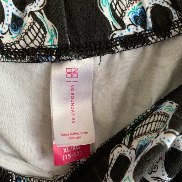 No Boundaries Sugar Skull Cropped Leggings Size XL - Picture 6 of 7
